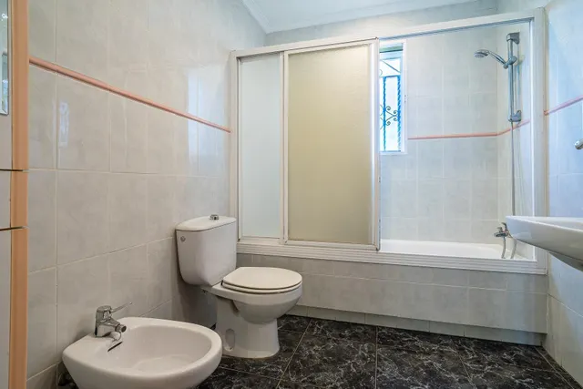 Chalet independiente con piscina privada, amplio jardín y 6 dormitorios en Bollullos de la Mitación — 20