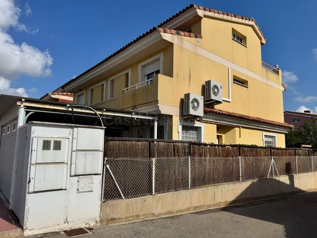Exclusivo chalet adosado con parcela privada, terraza y piscina en masías – Moncada — 3