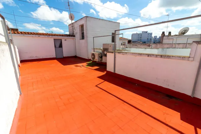 PISO EN CASCO ANTIGUO DE TRES DORMITORIOS, DOS BAÑOS,GARAJE Y TRASTERO. — 28