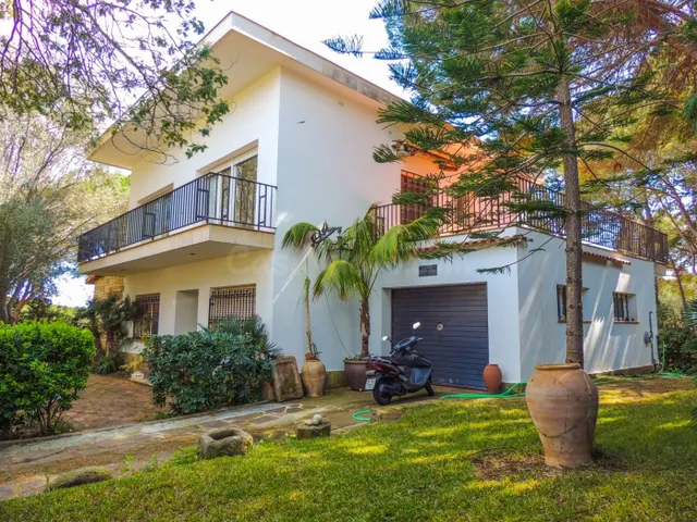 Villa con licencia turística en la urbanización La Montgoda. - foto 2