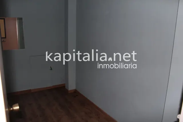 Se alquila  local comercial — 28