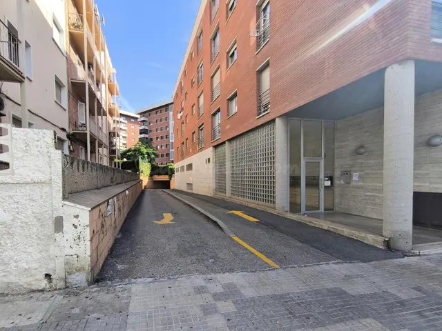 Plaza de aparcamiento en Av Principado de Andorra, frente a Plaza Imperial Tarraco. — 4