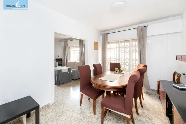 Venta de piso de 4 dormitorios y 2 baños en Granada (Zona Centro) — 6