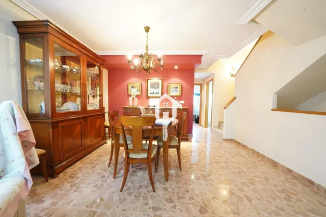 Chalet adosado con buhardilla en ciudad jardín de Alicante: garaje para 4 vehículos, terraza de 30m2 y piscina — 13