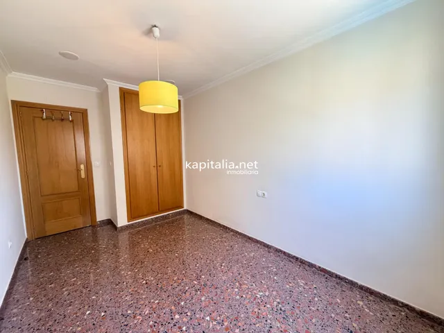 Piso con vistas en urbanización con piscina — 17