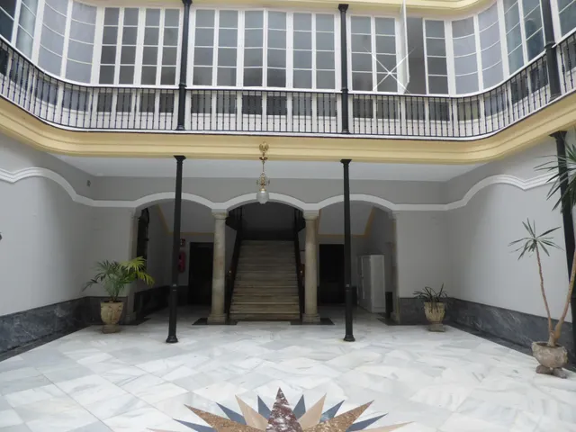 ¡Magnífico piso con ascensor en el centro histórico de Cádiz, junto a la Plaza de San Francisco! — 40