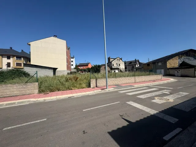 SE VENDE SOLAR EN PLENO CENTRO DE CUBILLOS DEL SIL.  DA A 3 