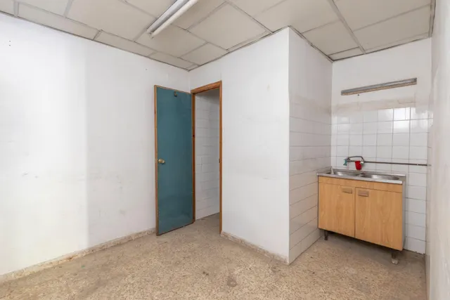 ⭐ LOCAL EN ESQUINA EN GRANADA CAPITAL – CREA TU PROPIO PROYECTO DESDE CERO — 6