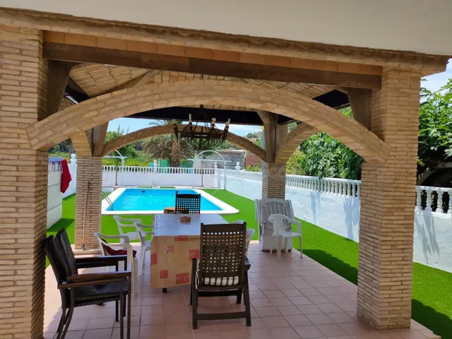¡IMPRESIONANTE CHALET CON PISCINA! - foto 2