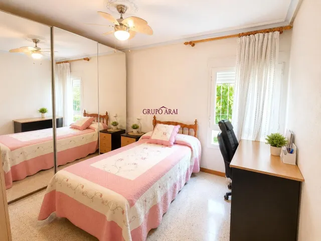 Amplia vivienda de 3 dormitorios con terraza, parking y vist - foto 3