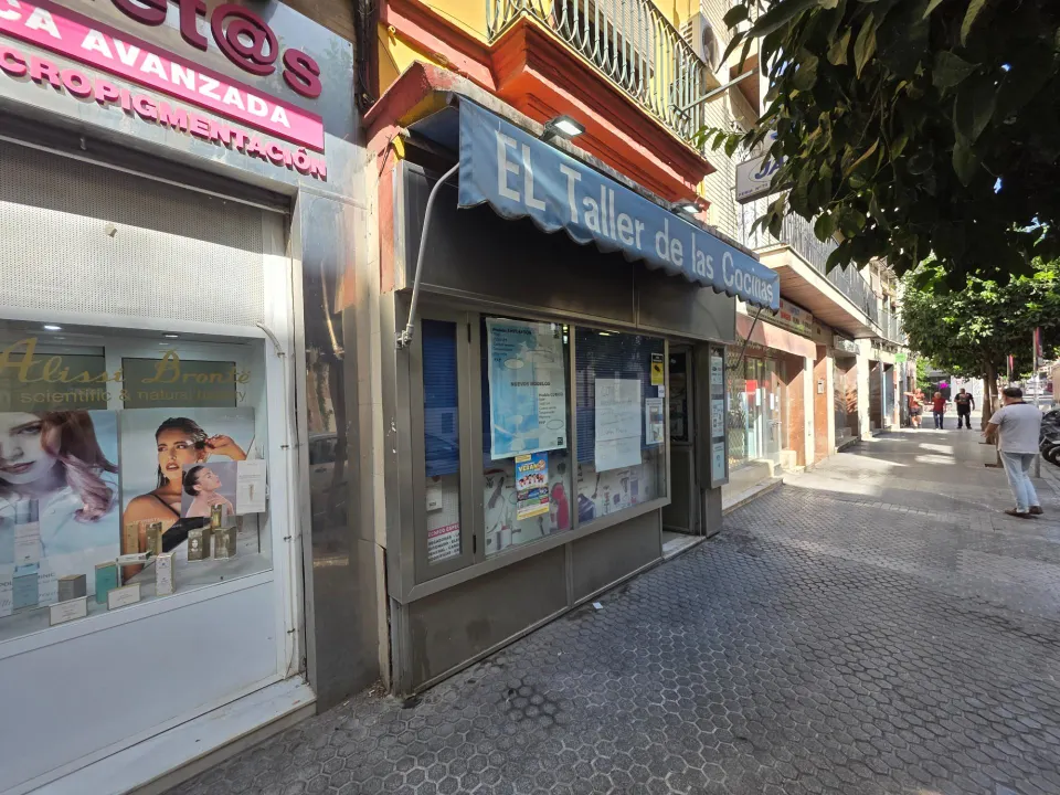¡Descubre el potencial de esta joya arquitectónica en el corazón del vibrante barrio de Feria!