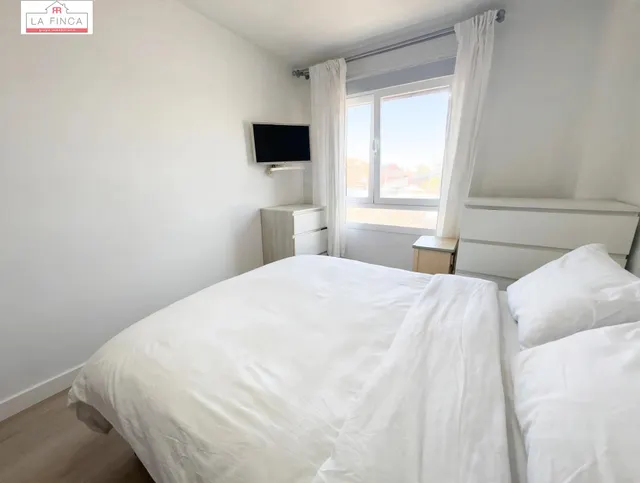 VIVIENDA 4 DORMITORIOS Y 2 BAÑOS MUY CERCA DEL CENTRO — 16