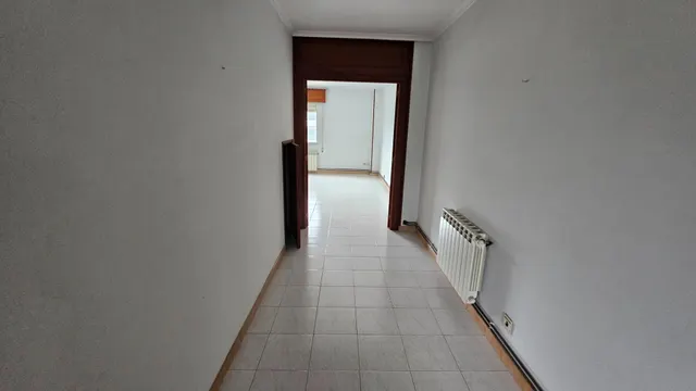 Nave comercial con alojamiento, aparcamiento y parcela en A Gándara — 32