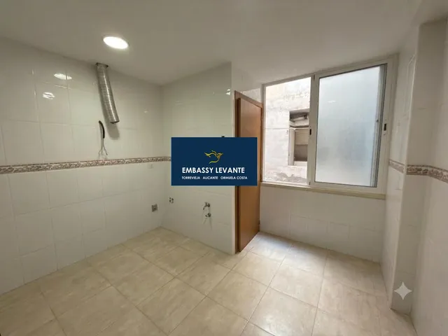 VENTA de DOS LOCALES en ZONA PREMIUM de OCIO  + vivienda de tres dormitorios  ZONA CENTRO PASEO MARITIMO — 11