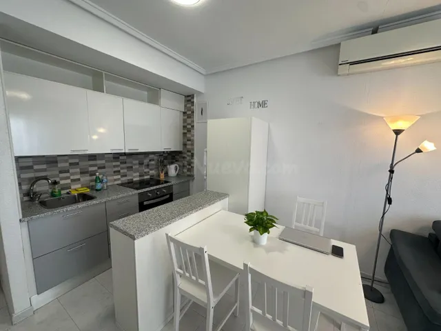 Estudio con terraza, Alicante, Torrevieja. 1 habitación, 36 m2, 900 metros al mar — 19