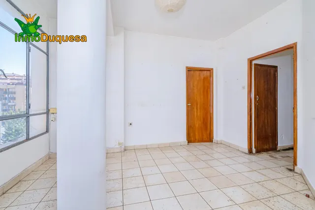 Piso de 4 Dorm. en Camino de Ronda. Para REFORMAR. — 28