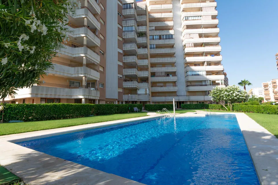 Amplio Apartamento en Playa de Gandia con Vistas al Mar