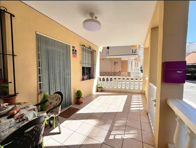 Amplia vivienda con terraza junto al mar - foto 2