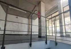 Local distribuido en planta calle, sótano y entreplanta en e