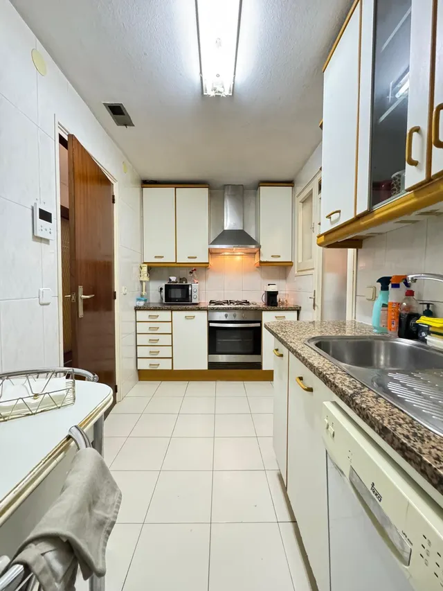 PISO DE 4 habitaciones Y DOS BAÑOS EN LA CALLE CALABRIA CERCA DEL SAGRADO CORAZÓN — 11