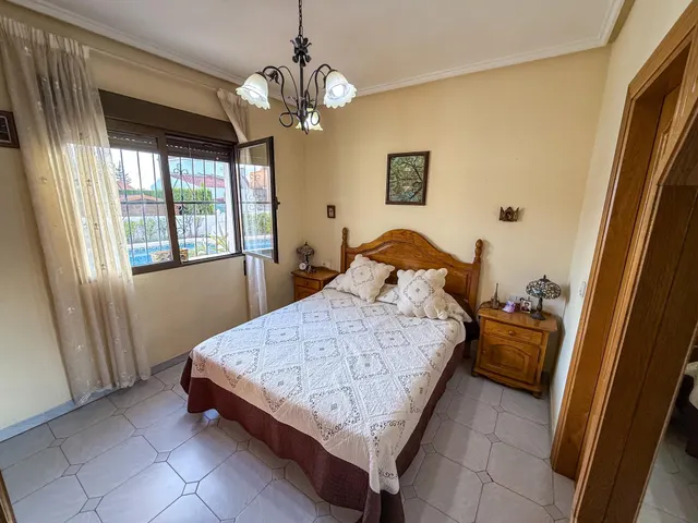 Amplio chalet pareado en El Chaparral — 4 dormitorios, 4 baños, piscina privada y gran parcela — 20