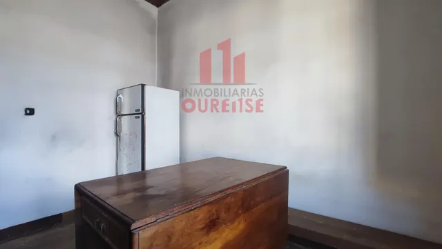 CASA INDEPENDIENTE DE PIEDRA CERCA DE LA MANCHICA Y PRÓXIMA A LA ENTRADA DE LA AG-31, dirección a Ourense-Celanova. — 25