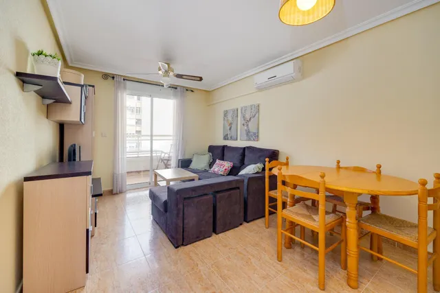 Apartamento de dos dormitorios con piscina comunitaria en el centro de Torrevieja — 12