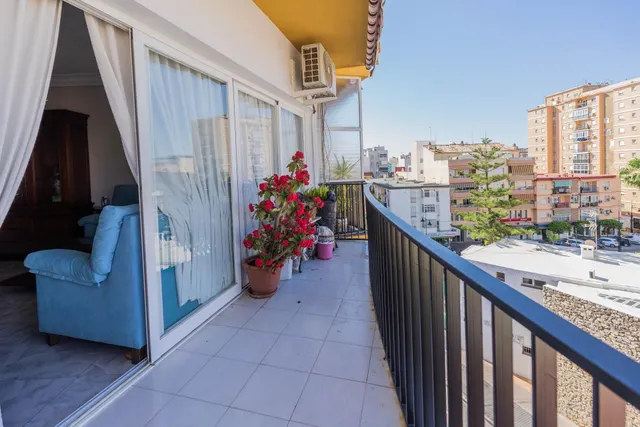¡Oportunidad única en el centro de Fuengirola! Piso en esquina con posibilidad de dividir en dos — 17