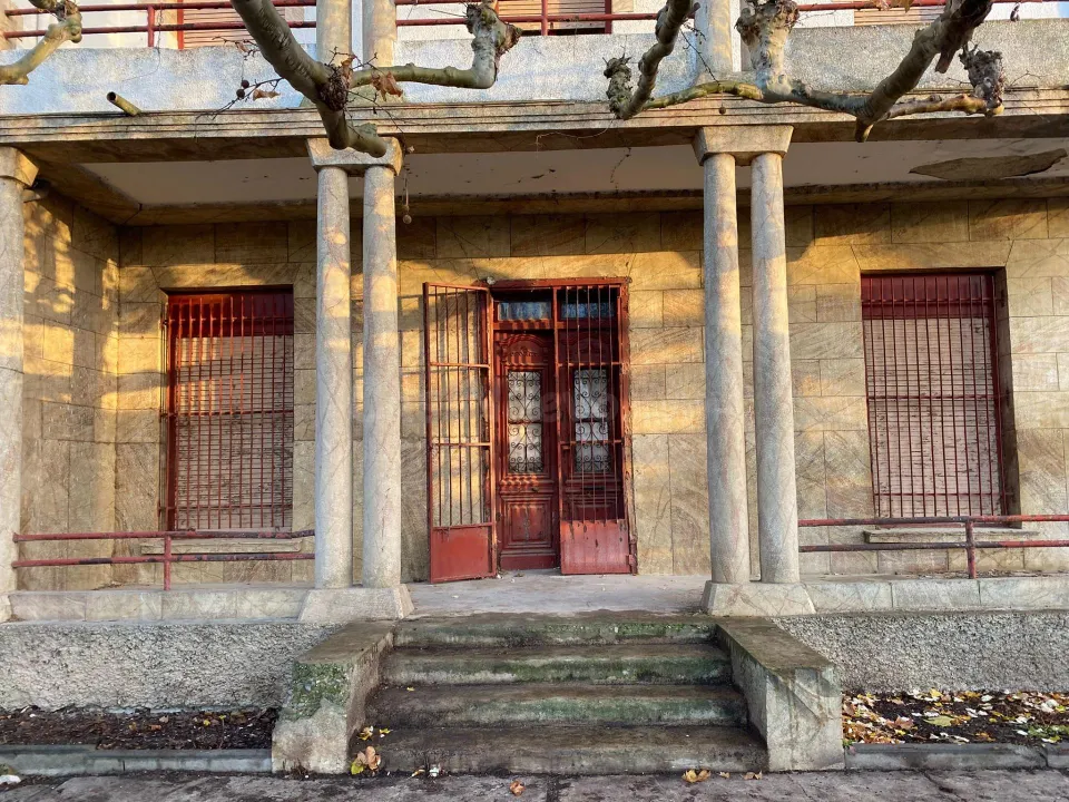 Casa palacio con parcela de 4500 m2 en Peralta