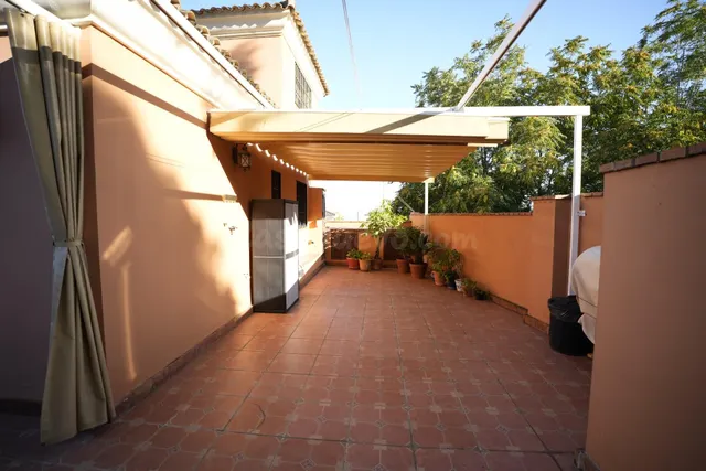 Chalet con 2 viviendas con local en Campo Alegre - foto 2