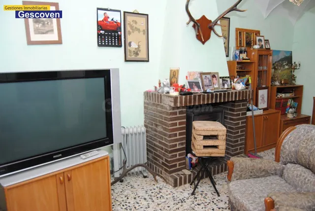VIVIENDA CON PATIO, GARAJE Y AMPLIAS POSIBILIDADES - foto 4