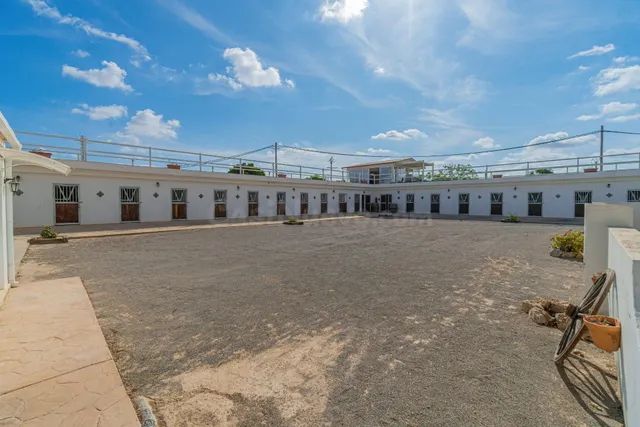 Finca rústica con campo de hípica y licencia de hostelería - foto 2
