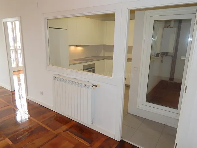 ETXEA vende piso en la Plaza de Castillo, 3 dormitorios, 2 baños, ascensor, 2ª altura — 4
