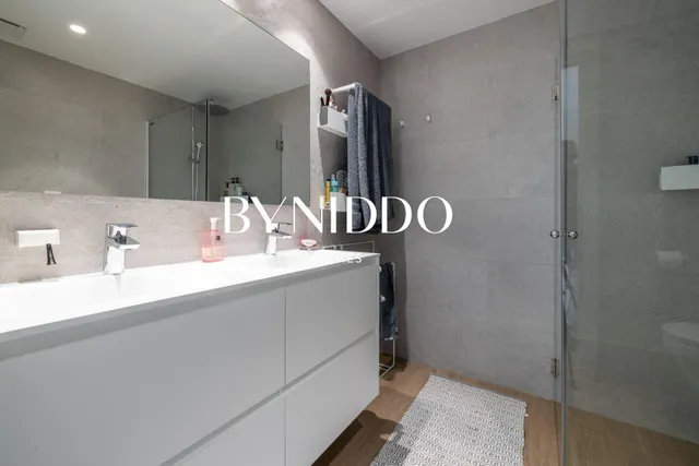 Exclusiva vivienda con dos espacios independientes, jardín privado y piscina en Can Mates — 43