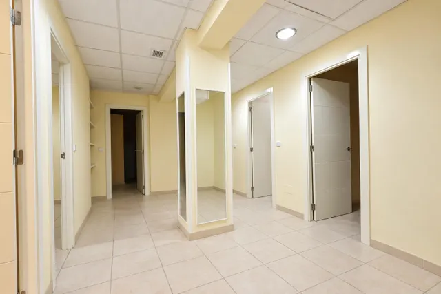 Local comercial 11 habitaciones 200m² en alquiler - Opañel — 11