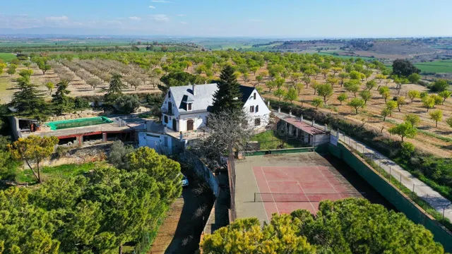 Finca rústica singular en parcela de 2.296 m2 con piscina, amplio garaje y pista de tenis. — 3