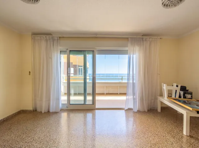 Apartamento en primera línea de playa en La Mata, con vistas - foto 3