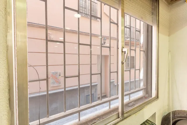 LOCAL COMERCIAL JUNTO A ÁNGEL GANIVET | ESPACIO Y UBICACIÓN. — 11