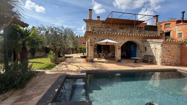 EXCLUSIVA CASA RÚSTICA CON JARDÍN, PISCINA Y VISTAS ABIERTAS - foto 4