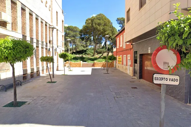 Parcela esquinera central en el lado del Parque Alfonso XIII. Posibilidad de construir 5 plantas (baja+4) con vistas al mar desde las superiores. Aprox. 785 m2 con 11 apartamentos y piscina interior. — 7