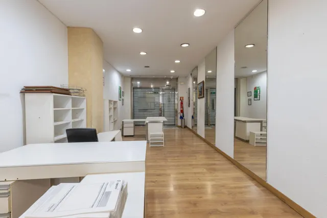 LOCAL COMERCIAL EN CALLE ÁNGEL GANIVET – UBICACIÓN PRIVILEGIADA — 16