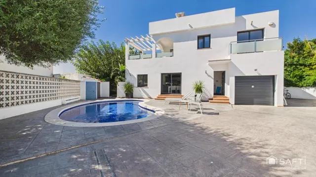 Casa moderna con cuatro habitaciones, piscina y garaje — 3