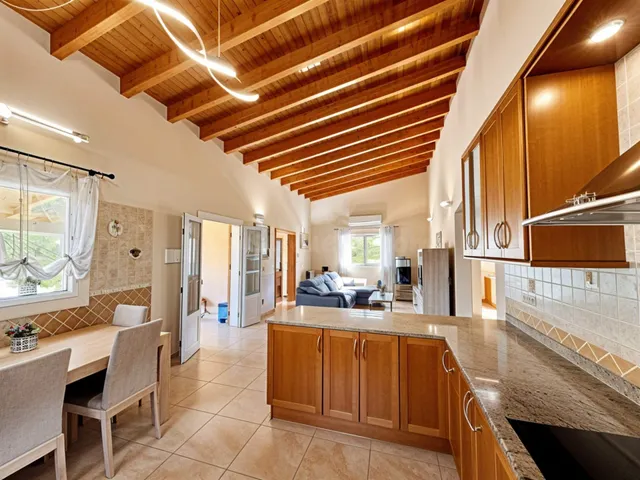Rústica con vivienda principal y casa de huéspedes - foto 4