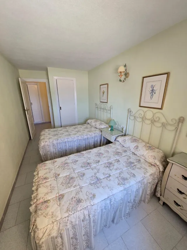 MAGNIFICA VIVIENDA EN PRIMERA LINEA DE PLAYA Y CON PISCINA COMUNITARIA, IDEAL PARA VIVIR TODO EL AÑO — 28