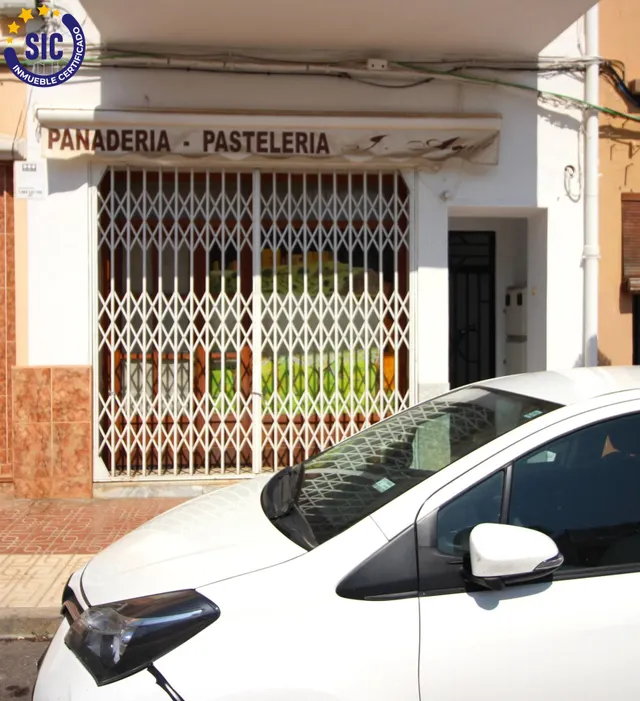 Amplio local comercial céntrico — 18