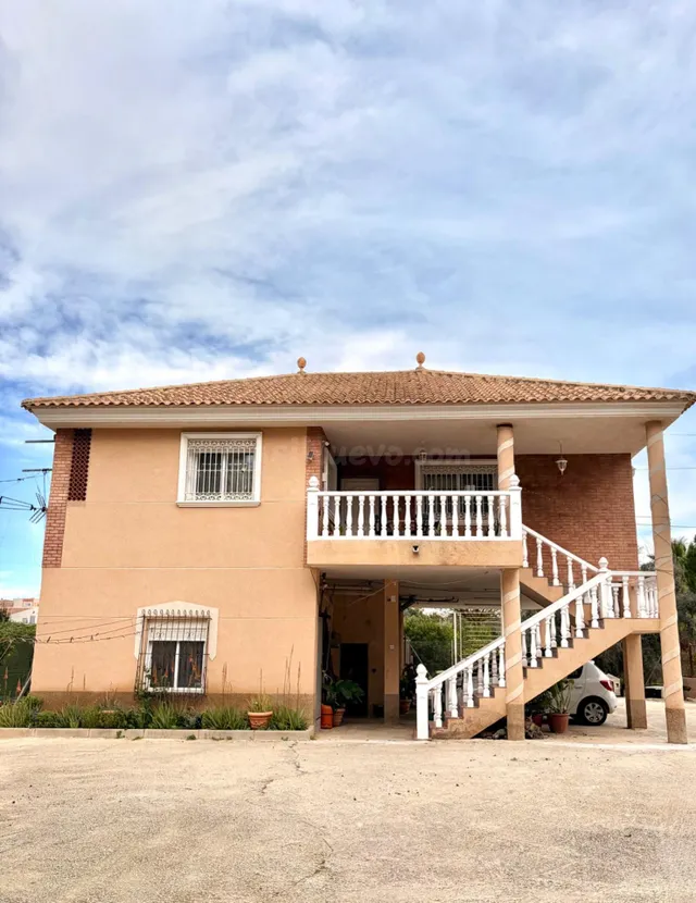 Chalet independiente con parcela de 930 m2, piscina y bajo a - foto 2