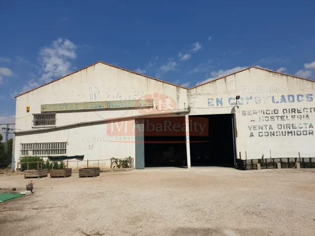 Se vende terreno en la carretera de Ayora con dos naves