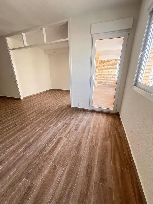 Apartamento con terraza, Alicante, Torrevieja. 2 habitaciones, 80 m2, 90 metros al mar — 27