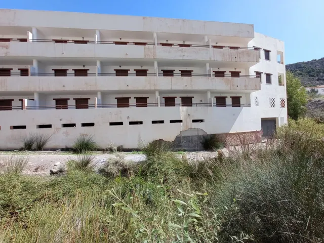 Edifico de 38 apartamentos, 3 locales y 38 garajes — 3