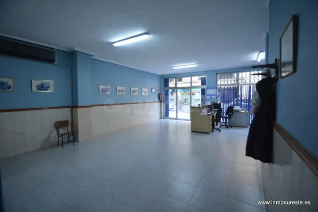 ¡¡ OPORTUNIDAD ÚNICA !! Amplio local comercial en el corazón - foto 2
